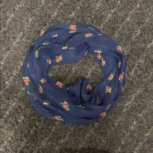 Patterned scarves - Picture 2 of 5